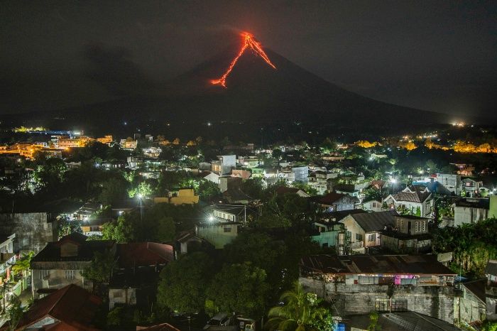 El volcán filipino Mayon amenaza con una erupción explosiva