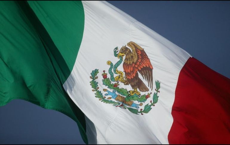 Bandera sintetiza la diversidad, cultura e historia de México: Navarrete